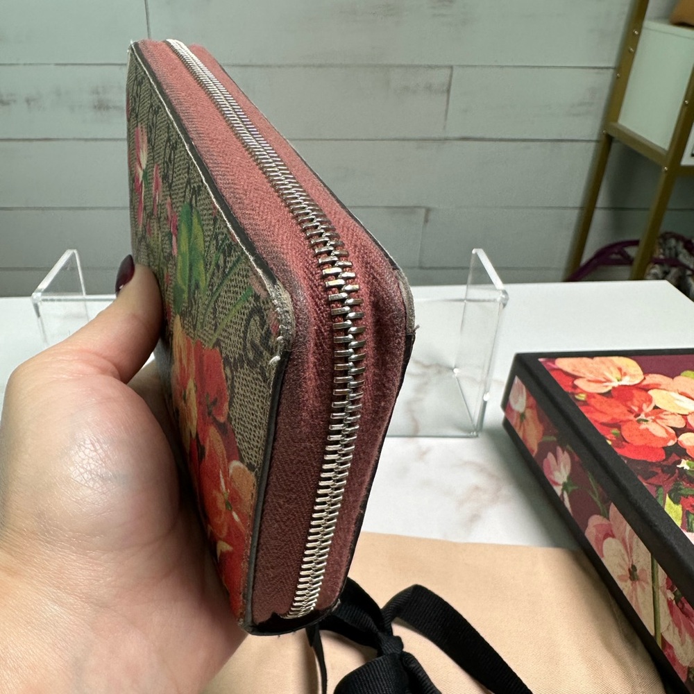 SOLD ❌❌❌ Gucci Bloom Zippy Wallet - Picture 5 of 11